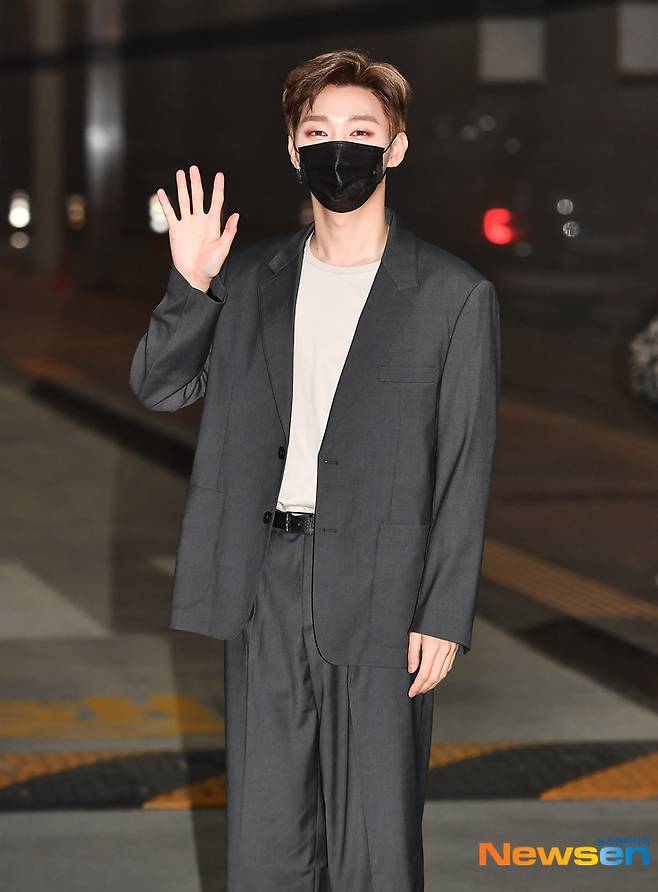 Singer Lee Hong-ki Yoon Ji-sung Kim Yul-hee Yoo Seung-seung enters the Ilsan MBC Dream Center in Janghang-dong, Ilsan-dong, on April 23 to attend foreign broadcasting.