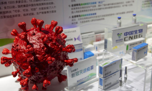 시노팜의 백신 옆에 코로나바이러스 모델이 전시돼 있는 모습. AP연합뉴스