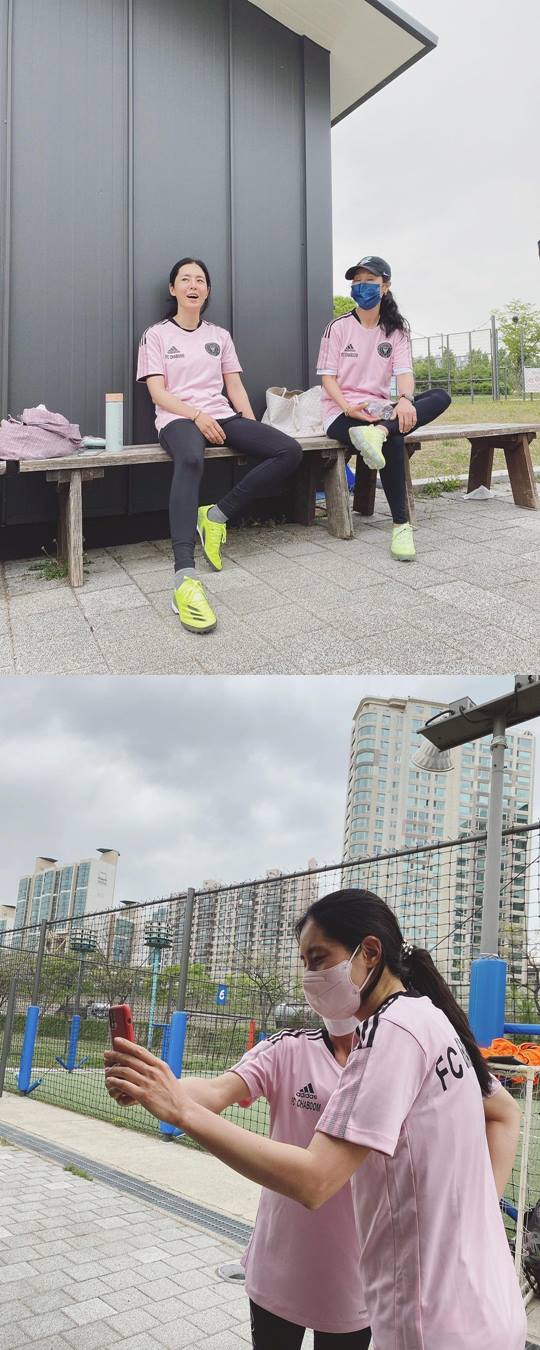 Actor Han Chae-ah has revealed his daily life as Cha Bum-kun Daughter-in-law.On the 23rd, Han Chae-ah wrote on his instagram that Mom soccer kyonggi day.In the photo, Chae is sitting on a bench in a pink soccer suit and resting. The red cheeks caught the eye whether he played hard in Kyonggi.Han Chae-ah is married to Cha Se-jji, the third son of former football coach Cha Bum-kun and brother of football coach Cha Du-ri, in 2018 and has a daughter in his family.Han Chae-ah, a Daughter-in-law from the soccer gold spoon family, appeared on the SBS entertainment program The Girls Who Beat Goals and received much attention for his cool personality.The netizens who saw this responded such as Position is an attacker, Oh sister is playing soccer, Are you a goaltender? And The future of Korean womens soccer is bright.PhotoHan Chae-ah SNS