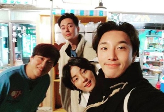 Actor Dong Hyun-bae expressed his feelings about appearing in How do you do it?Dong Hyun-bae said on his 23rd day, Cha Tae-hyun, Jo In-sung, Yoon Shi-yoon, and Yoo Ho-jin were memories and heartwarming Haru that I could not forget when shooting.I am so grateful that I have seen such a Haru It still draws clearly that day. Thank you Cha Tae-hyun for hiring Alba.Thank you for letting Yoo Ho-jin appear on the air, he added. I am grateful that Jo In-sung listened to my story when I first saw him.Finally, Dong Hyung Bae said, I am grateful to the Yoon Shi-yoon and the writers who have always been next to me like friends in the field.I dont know what to do because its the first time, he said.Dong Hyun-bae visited the new daily Alba life in the TVN entertainment program How the President broadcasted the previous day.