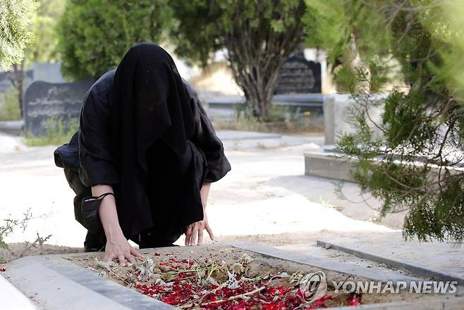 코로나19로 친지 잃은 이란 여성 [EPA=연합뉴스]