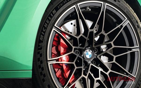 미쉐린 타이어와 대형 브레이크가 4각 파이프와 함께 장착된다