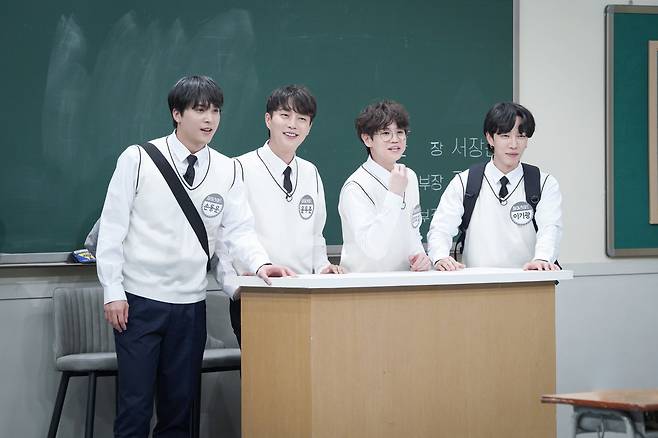 Lee Gi-kwang reveals fond memories with Yang Yo-seobGroup Highlight will be on the JTBC Knowing Bros broadcast on April 24th as a transfer student.Highlight, who finished his military service, broke the gap in three years and predicted a full-scale music career.On this day, Knowing Bros will be able to meet the artistic sense of Highlight, a representative of the music industry.In the recent recording of Knowing Bros, Highlight has focused attention on its cute performance (?) since its appearance.On this day, the members released the episodes accumulated during the military period without any break.In particular, Yang Yo-seob, Lee Gi-kwang, and Son Dong-woon, who completed military service as duty police officers, reported interesting experiences that only Ui Kyung can experience.Lee Gi-kwang said, I had a fateful meeting with Yosup.On the other hand, Yang Yo-seob recalled the memories of the day with a completely different sensibility and laughed.