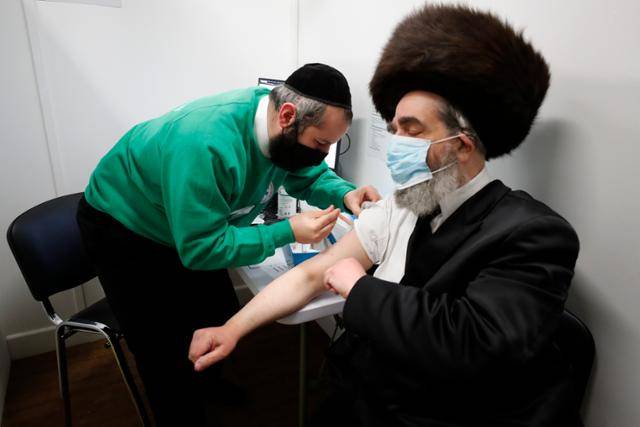 올 2월 영국 런던의 존 스콧 백신 접종 센터에서 한 '하레디'(극단적 정통파 유대교) 랍비가 아스트라제네카 코로나19 백신 주사를 맞고 있다. 런던=AP 연합뉴스