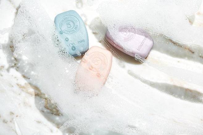 록시땅 솔리드 샴푸(4월 29일 출시) - 비누가 아닌 샴푸 성분을 고체화한 것으로 생분해성 98%에 플라스틱 용기에서 자유롭다. 세 가지 중 인텐시브 리페어 솔리드 샴푸가 건성과 극 손상모용이고 밸런스 솔리드 샴푸가 민감성용이다. 60g, 1만8천원.