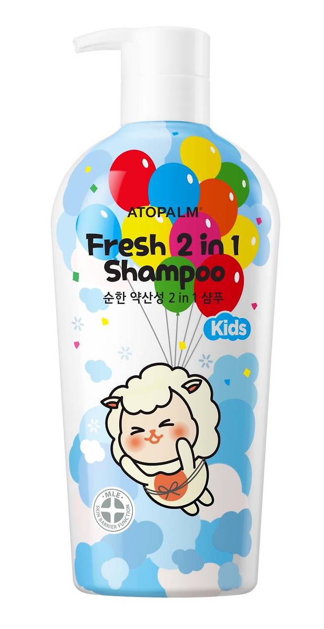 아토팜 키즈 프레쉬 2 in 1 샴푸 - 약산성에 세정력 순한 천연 유래 계면활성제를 사용했고 보습 및 진성 성분이 들어 두피가 매우 건조하고 예민한 성인이 써도 좋다. 480mL, 2만8천원.