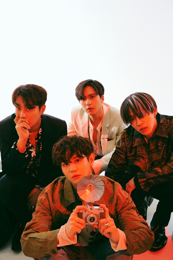 Highlight, a group Highlight, unveiled its second concept photo ahead of its comeback.Highlights (Yoon Doo-joon, Yang Yo-seob, Lee Gi-kwang, and Son Dong-woon) released a second concept photo of their third mini-album, The Blowing through official SNS at 0:00 on the 26th, and gave off a more intense charisma.The Highlight, which had previously shown soft eyes and dreamy aura through the concept photo of the version of BREEZE (Sand Wind), revealed its strong charm with the version of WIND (Wind).The Highlights are a red-colored lighting that creates a warm yet cold atmosphere, and it is a free-spirited and hip-tempered style that fascinated the viewers with sophisticated visuals at once.Highlights that showed a variety of appearances with the versions of BREEZE and WIND will further heighten the comeback by opening a variety of content such as the last concept photo of GUST version, The Blowing track list and Highlight medley.Meanwhile, The Blowing is an album that means Highlight members are slowly coming to the end of a long gap.The title song will be released on May 3 at 6 pm on various music sites.