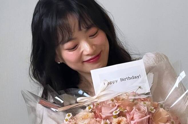 a big smileActor Chun Woo-Hee hits Birthday and Celebratory photohas released the book.On the 25th, Chun Woo-Hee posted a picture on his Instagram story without any phrase.In the photo, Chun Woo-Hee smiled with a bouquet of flowers reading Happy Birthday in his arms.Chun Woo-Hee shared his happy feelings with a refreshing smile, which thrilled fans.It also attracted peoples attention with youthful wave hair and pure visuals.On the other hand, Chun Woo-Hee will meet the audience with the movie Rain and Your Story on the 28th.I am looking forward to seeing what this movie will be like with co-work with the opponent river sky.