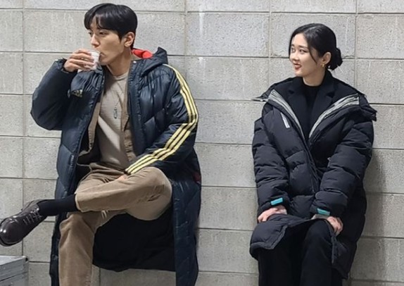 Jung Yong-hwa revealed his delightful routine during the filming of Drama.On the 25th, Jung Yong-hwa posted a picture on his Instagram with the phrase Real Estate Hong Jia and Oh In-bum PhantomChair.Jung Yong-hwa in the photo is sitting on the wall and sitting on his legs and drinking coffee comfortably.Jang Na-ra also leaned against the wall and took a comfortable self to look as if she were sitting on an invisible Phantom Chair.In the funny appearance of the two, fans responded in various ways such as Chair is also a ghost Chair, It is strange and There are many troubles.Meanwhile, Jung Yong-hwa is appearing on KBS2 Drama Real Estate.