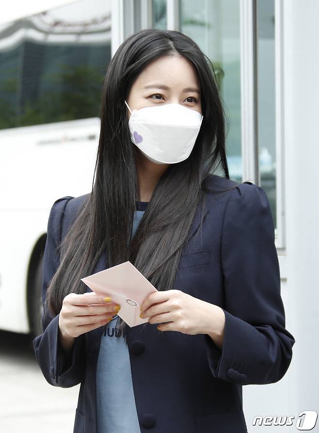 Seoul=) = Actor Oh Yeon-seo greets fans as he enters the station attending Choi Hwa-jungs Power Time at the Mok-dong district SBS in Seoul Yangcheon District on the afternoon of the 27th.2021.4.27