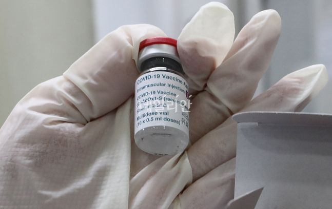 국내 첫 코로나19 백신 접종을 하루 앞둔 지난 2월 25일 오후 서울 송파구보건소에서 의료진이 아스트라제네카(AZ) 백신을 검수하고 있다. ⓒ데일리안 류영주 기자