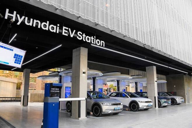 ‘현대 EV 스테이션 강동’에서 현대자동차 아이오닉5가 충전하는 모습. 현대차 제공