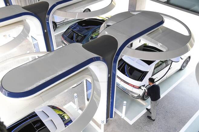 ‘현대 EV 스테이션 강동’에서 현대자동차 아이오닉5가 충전하는 모습. 현대차 제공