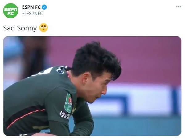 토트넘 홋스퍼의 손흥민이 26일 영국 런던 웸블리 스타디움에서 열린 맨체스터 시티와 잉글랜드풋볼리그(EFL) 카라바오컵 결승전에서 0대 1로 패해 프로 데뷔 후 첫 우승의 기회를 놓친 뒤 오열하고 있다. 연합뉴스