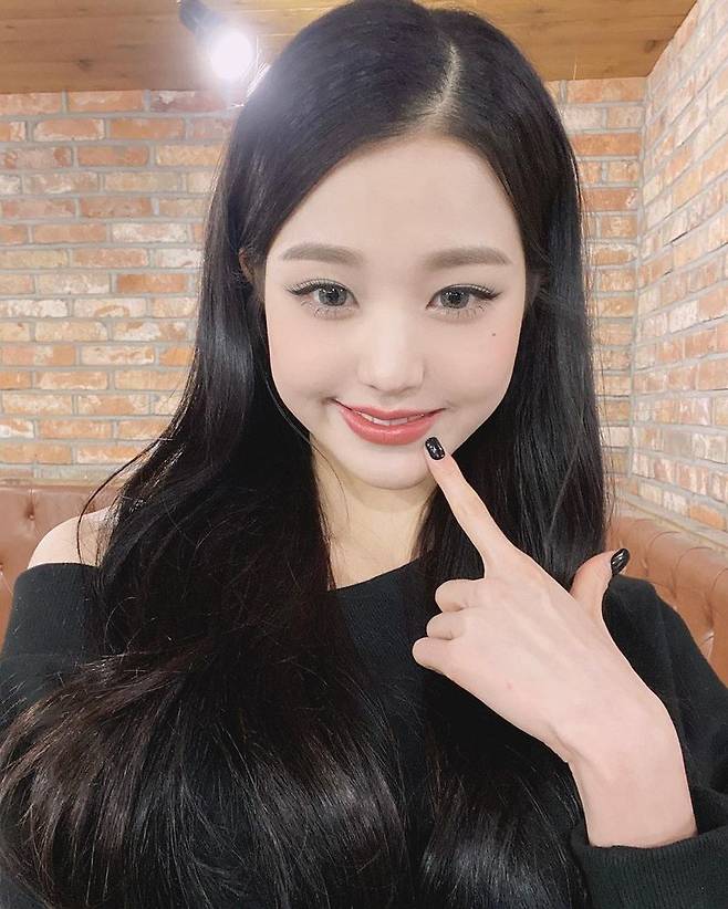 Group IZ*ONE Jang Won-young showed off her fresh beautiful looks.On April 27, Jang Won-young posted several photos on his instagram with an article entitled Travel Memories while watching the album.Jang Won-young in the public photo reveals the fresh and cute charm like the youngest child.The innocent, elegant look of Jang Won-young catches the eye: the eighth-class perfect rate is admirable.The netizens who watched the photos responded that they were too beautiful, attractive hit, picture even if they were just shot and beautiful atmosphere.Jang Won-young, who made his debut as IZ*ONE through Mnet Produce 48 in 2018, has gained great popularity with charming visuals and youthful personality.The group IZ*ONE, which Jang Won-young belongs to, received a lot of love last year with songs such as Piesta, Fantasy Fairy Tales and Panorama.Meanwhile, IZ*ONE is about to end its project activities.