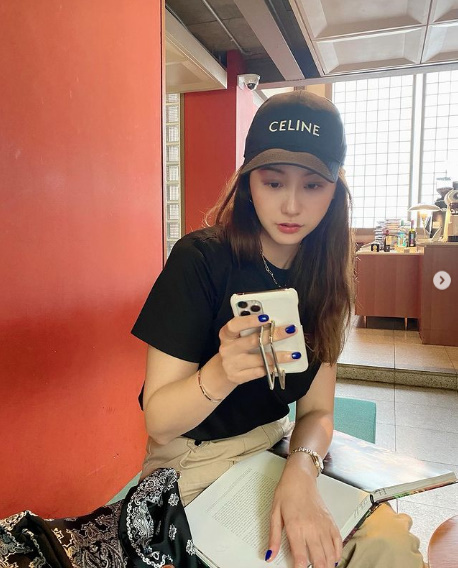 Actor Yoo In-young has been a glamorous figure.Yoo In-young posted a picture on his SNS on the 27th with an article entitled A warm human woman during the day, a classy woman who knows the leisure of a cup of coffee.In the photo, Yoo In-young is making a cute look in a comfortable outfit, with the beautiful beautiful look of Yoo In-young capturing the Sight.Yoo In-young recently appeared in KBS2 entertainment program Transfer Village and showed a lot of love to viewers.