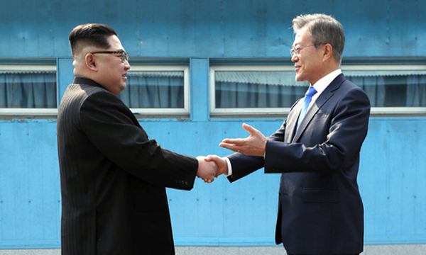 지난 2018년 4월 27일 문재인 대통령과 북한 김정은 국무위원장이 판문점 군사분계선을 사이에 두고 악수하고 있다.
