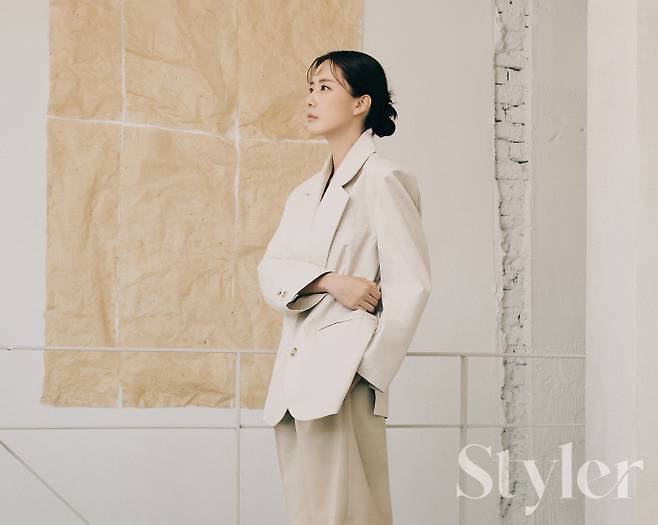 Actor Hong Eun Hee has released a picture that shows off various charms.Hong Eun Hee showed a picture of a pictorial artisan in a cover photo of the May issue of the magazine Styler on the 27th.Hong Eun Hee, who succeeded in returning to the A house theater in three years with KBS2 TV WeekendDrama OK Photon, returned to the picture goddess this time.Hong Eun Hee, who decorated the cover of the May issue of Styler Magazine, draws attention by drawing a picture with a complete charm with another charm than the character in Drama.In this picture, he shows off his chameleon-like aspect by digesting a completely different styling from Nomcore look to Dandy look and Obafemi Martins look with his own personality.In particular, unlike the colorful appearance of the rather selfish princess and Lee Kwang-nam in the OK Photo Sister, his minimal and simple styling is also gorgeous, which gives a glimpse of the infinite charm of Hong Eun Hee.First, Hong Eun Hee draws a nom core look with knit best and Bermuda pants chic and alluring, while the Obafemi Martins look of black knit top dress and long boots is full of lovely atmosphere contrasting with previous cuts.In addition, his appearance, which includes the dandy look of the white overfit jacket with elegance, shows a fashionista that expresses any fashion in his own color.Hong Eun Hee told the media that he returned to Drama with OK photon.Hong Eun Hee said, I wanted to end a long gap (until I decided on my work) and half of the pressure that I should not press my work.As a result, I think I did a really good job. Every time I get a script, I am surprised by the completeness of the text. He expressed his sincere affection for the long agony of choosing the work, and at the same time showed his special affection.Hong Eun Hee, who has succeeded in returning to the A house theater and announced the birth of a new Weekend Queen, is expanding its activities with various activities.Meanwhile, KBS2 TVs OK Photon starring Hong Eun Hee airs every Saturday and Sunday at 7:55 p.m. dB