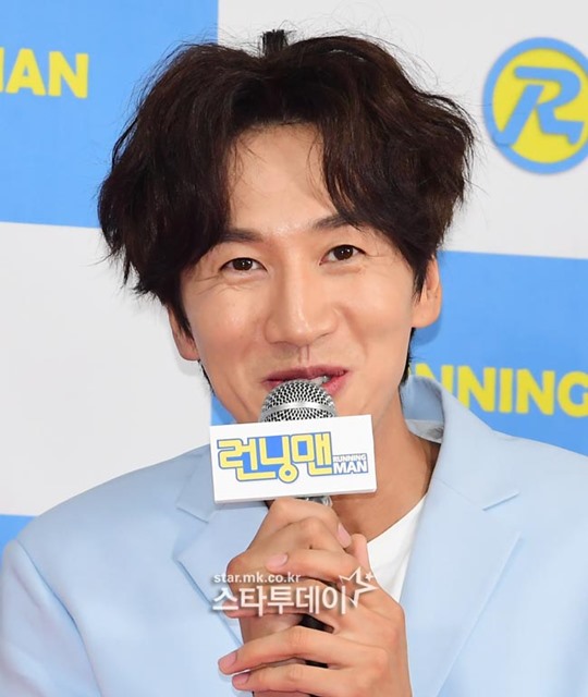 Actor Lee Kwang-soo leaves Running Man with 11 years of health problems.Lee Kwang-soos agency, King Kong by Starship, said on the 27th, Actor Lee Kwang-soo will be disjointed on SBS entertainment program Running Man on May 24th.Lee Kwang-soo was undergoing a steady rehabilitation treatment last year due to injuries caused by an accident, but there were some parts that made it difficult to maintain the best condition when filming, the agency said. Since the accident, we have decided to have time to reorganize our bodies and minds after a long discussion with members, production team and agency.It was not easy to decide that it was disjoint because it was a program that had a short period of 11 years, but I decided that it would take physical time to show better things in future activities.I sincerely thank you for your interest and love for Lee Kwang-soo through Running Man The Running Man side also formulated Lee Kwang-soos disjoint on the same day.Running Man has been rehabilitating and filming after Lee Kwang-soo was involved in a car accident in February last year, but it was not easy, said Lee Kwang-soo, who made the hard decision, and asked the members to warmly support and encourage the viewers. Running Man members and the crew will also support Lee Kwang-soo, an eternal member.Lee Kwang-soo is a first-year member who has been together since Running Man was first broadcast in July 2010.He showed off his chemistry with other members through body gags, betrayals, and reactions in this program, and boasted an excellent sense of entertainment to get the nickname Girin and Asian Prince.However, in February last year, a car accident caused the ankle fracture to be diagnosed as disjoints cause.At the time, Lee Kwang-soo returned to Running Man with crutches after about a months rest, saying, I wanted to come to the filming too much.I am grateful for your concern and waiting for me. But after the traffic accident, I became disjoint in about a year and two months.Lee Kwang-soos Running Man disjoint said, It is too bad.I have never thought about Running Man without Lee Kwang-soo,  I hope I will come back after my health recovery. I hope you do not go, and I am sad but I hope you will recover quickly because health is the most important. Meanwhile, Lee Kwang-soo, a fashion model, made his debut in MBC TV sitcom He Comes in 2008.He has since shown his ability to act in a number of films, including the drama City Hunter (2011), Good Man Who Is Nothing in the World (2012), The Goddess of Fire Jung-yi (2013), Its OK, Its Love (2014), Gallery (2016), All My Wifes Everything (2012), Good Friends (2014), Detective: Returns (2018).Lee Kwang-soo. Photo LDB