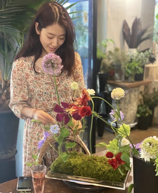 Actor Park Shin-hye revealed the beauty of the flower more than the flower and announced the current situation.Park Shin-hye posted a picture of Flower bouquet on his instagram on the 26th, SarahDoors and Flowers and Sexual Healing.Park Shin-hye in the photo showed a lovely beauty while showing off her neat beauty even though she did not have a toilet.The netizens who saw this responded that My sister is more beautiful than flowers and It is really dreamy.Meanwhile, Park Shin-hye played the role of Savior Gangseohae from the Future in the recently-end JTBC drama Sisps: the myth.Photo Park Shin-hye SNS
