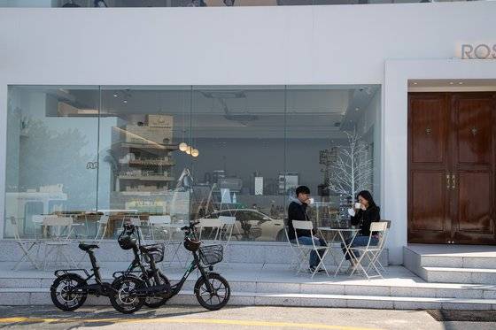 강릉 안목해변은 한국의 대표적인 커피 성지다. 요즘 같은 봄날엔 야외좌석에 앉아 커피를 마시기 좋다.