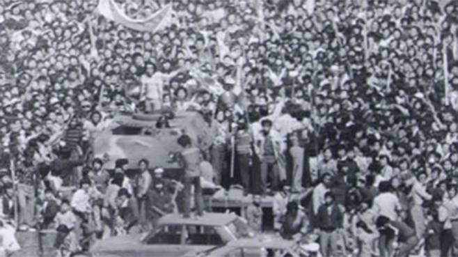 1980년 5월 광주민주화항쟁 당시 모여있는 광주 시민들. (당시 대안신당 박지원 의원실 제공)