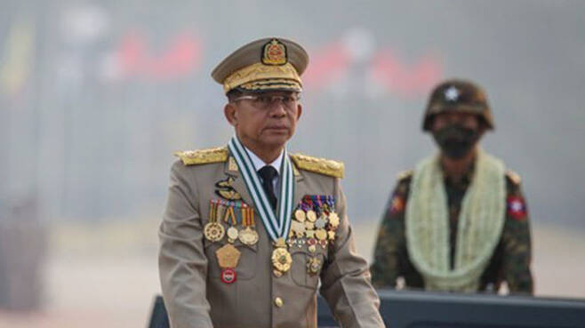 지난달 27일 수도 네피도에서 미얀마군의 날을 기념해 군사 퍼레이드를 사열하는 민 아웅 흘라잉 최고사령관.