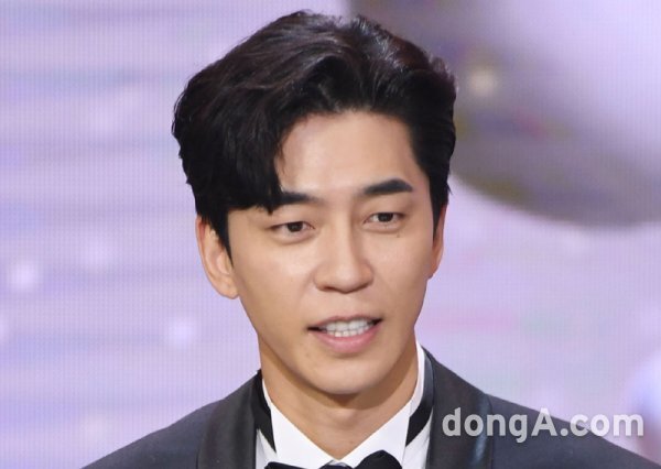 Shin Sung-rok reported on the Corona 19 tested positive news on the 28th.Shin Sung-rok was tested for Corona 19 as Son Jun-ho, who is preparing a musical Dracula together, received a tested positive test on the 23rd.Shin Sung-rok was negatively diagnosed on Monday, but was put into self-isolation under quarantine guidelines.Among them, Shin Sung-rok decided that he was in poor condition during self-isolation and asked the health authorities for a re-examination.As a result, the tested positive was judged and is being treated at the life treatment center.As a result, Shin Sung-rok stops musical and broadcasting activities; musical Dracula Actors were in full swing in practice with the goal of opening on May 18.Among them, Son Jun-ho was tested positive and the practice was stopped.Actor and crew received Corona 19 tests and Kim Junsu was diagnosed with voice and is in self-isolation.There will be no change in schedule due to Shin Sung-rok tested positive, as Actors have already been in isolation and had no further contacts under quarantine guidelines.Dracula said, We are checking on certain changes, he said. We will guide you as soon as the schedule is set.SBS All The Butlers starring Shin Sung-rok will be shooting with Lee Seung-gi, Cha Eun-woo, Yang Se-hyung and Kim Dong-Hyun except Shin Sung-rok.Shin Sung-rok will contact the tested positive after recording All The Butlers and the filming will be carried out without any change, an official at SBSs All The Butlers told Dong-A.com on the 28th.