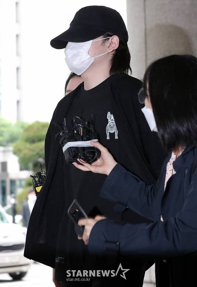 음주운전 사고를 내고 운전자를 바꿔치기 한 혐의로 재판에 넘겨진 미래통합당 장제원 의원 아들 래퍼 노엘(본명 장용준)이 2일 오전 서울 마포구 공덕동 서부지방법원에서 열리는 선고 공판에 출석하고 있다. /사진=김창현 기자 chmt@