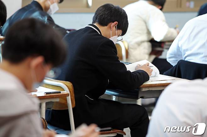 고3 전국연합학력평가가 시행된 지난 3월25일 광주 한 고등학교 3학년 교실에서 예비 수험생들이 시험을 치르고 있다. 2021.3.25/뉴스1 © News1 황희규 기자