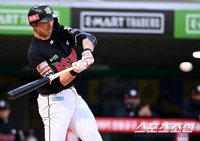 2021 KBO 리그 KT 위즈와 SSG 랜더스의 경기가 28일 인천 SSG랜더스필드에서 열렸다. 2회초 2사 1루 KT 김병희가 좌월 2점홈런을 치고 있다. 인천=허상욱 기자 wook@sportschosun.com/2021.04.28/