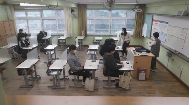 2021학년도 대학수학능력시험(수능)일인 지난해 12월 3일 서울 서초구 서초고등학교에 마련된 수능 고사장에서 수험생들이 시험 시작을 기다리고 있다. 사진공동취재단