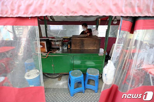 지난 5일 오후 서울 종로구 한 거리에서 노점상인이 영업을 준비하고 있다. /사진=뉴스1