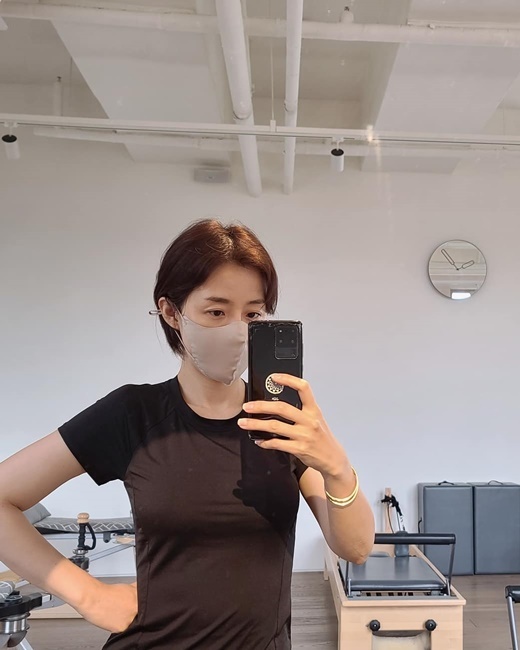 Lee Ha Jung, 43, a former announcer, revealed his relaxed routine.Lee Ha Jung posted a picture on his 29th day with his article I look really tired before I work out in the morning Pilates and I am tired.Lee Ha Jung said, Today I will fill three times this week and come again tomorrow.When you do not have a program, do your best to exercise hard, he said after the TV drama My wifes taste End.Lee Ha Jung in the public photo poses in the background of the Pilates academy.Lee Ha Jungs diligence, which he manages steadily with Pilates, is admirable: Lee Ha Jung is a cluttered figure, including a comfortable black T-shirt and unset hair.But the clear, large eyes, immaculate skin, shines Lee Ha Jungs beauty.Lee Ha Jung has a marriage with actor Jung Jun-ho (53) in 2011 and has one male and one female.Recently, he appeared on the End TV Chosun Fat of Wife and released his familys daily life.