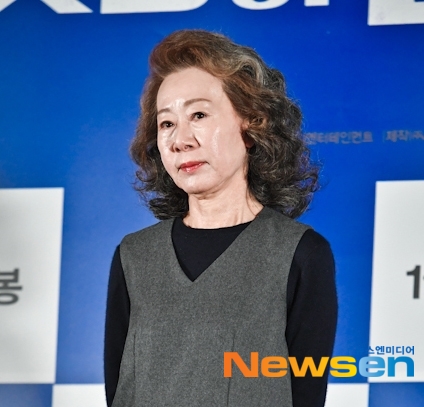 Like the gateway to obtaining famousness, the issue that followed Actor Youn Yuh-jung leaves a pity.On April 28, Hwang Seok-hee, a translator, pointed out that Actor Youn Yuh-jung Interview was Ichigao Station and misreported on his SNS.Earlier, Youn Yuh-jung was the first Korean actor to win an Oscar and then was offered work at United States of America in an interview with the United States of America NBC, where Koreans think I would admire Hollywood, but I do not. The reason I continue to come to United States of America is Because I can see it one more time, he said.This was a topic in that he was able to get a glimpse of his wit while blocking the rumor.However, at the time of the first report, Hwang Seok-hee, a translator of the domestic report that Ichigao Station as respect, pointed out that he could seem rude and distort his intention.Currently, most media are correcting Ichigao Station with trend.Fortunately, thanks to the quick point of pointing out and accepting the wrong part before the words came out, this work ended with a simple happening, but the atrocities to use the topic of Youn Yuh-jung were already on the board.When Youn Yuh-jung became the multi-pronged protagonist in the movie Minari, her ex-husband Cho Yeong-nam began to refer to Youn Yuh-jung through the media.Of course, as a colleague in the entertainment industry, I can give support and congratulations, but the appearance of mentioning my ex-wife at every interview was quite unilateral.The gap, which does not stop mentioning Youn Yuh-jung, even though it is careful, was enough to buy public anger.Especially Cho Young-nam said, A pleasant one for a cheating man.I do not think its revenge, and I thank you for not having another man. Youn Yuh-jung personal career and accomplishments were questioned byHe also married Youn Yuh-jung and continued to divorce, saying he regretted his female bias.This only highlighted the label divorced woman rather than highlighting the upside set by Youn Yuh-jung.In addition to Cho Young-nam, United States of America entertainment media Extras (EXTRATV) continued to be rude to Youn Yuh-jung.The media asked Youn Yuh-jung the question of whether he smelled Brad Bird pit.Even before the smell question, Extras explained the interview video, explaining that the moment Youn Yuh-jung was awarded a trophy to Best Supporting Actress award winner Brad Bird Pitt, he became a fangirl, and is antipathy of movie fans around the world.Youn Yuh-jung mentioned Brad Bird Pitt during his award testimony because he was also the representative of the A24, which was in charge of the distribution of Minari.Extrass attitude to downplay him and lower his dignity by expressing Youn Yuh-jung, who has been witty about it, as fan girl.