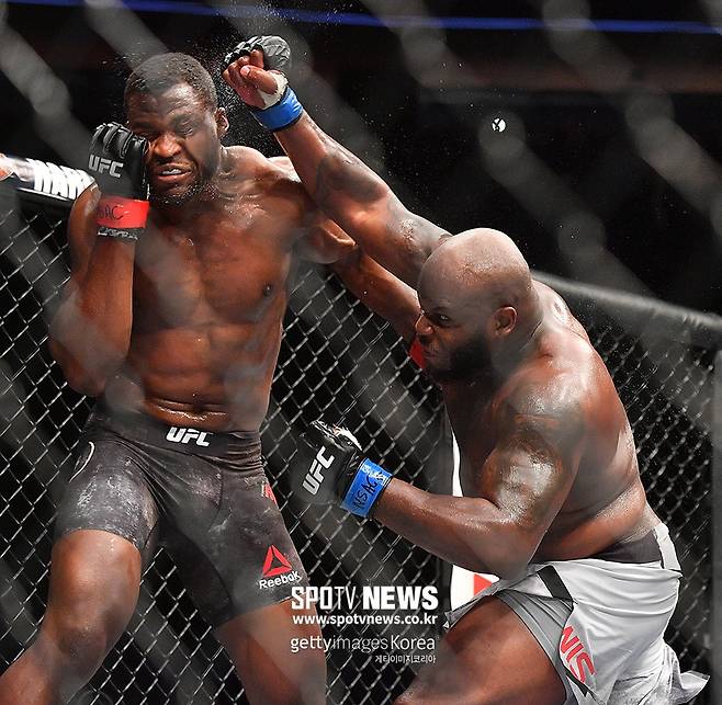 ▲ 이 사진만 보면 엄청난 명승부가 펼쳐진 것 같지만, 실제 프란시스 은가누와 데릭 루이스의 1차전은 희대의 졸전이었다.