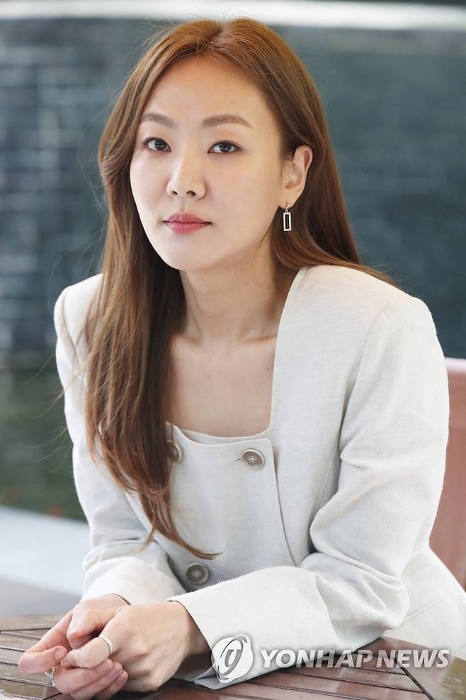 무용원 교수 연기한 윤지혜 (서울=연합뉴스) 강민지 기자 = 드라마 '나빌레라'에 출연한 배우 윤지혜가 서울 종로구 수송동 연합뉴스에서 진행된 인터뷰에 앞서 포즈를 취하고 있다. 2021.4.29 mjkang@yna.co.kr