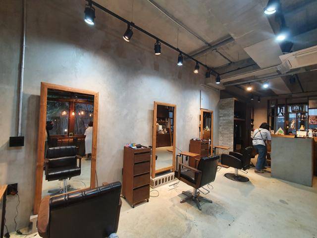 동편마을 뷰티거리 '손길'이라는 헤어숍 내부 모습. 출입문은 80년대 고풍스러움을 보였지만 안쪽은 젊은세대 감성을 담아내고 있다.