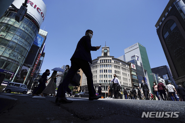 [도쿄=AP/뉴시스]30일 일본 도쿄의 긴자 거리를 마스크를 착용한 시민들이 걷고 있다. 2021.04.30.