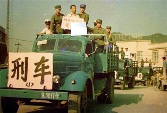 <1983년-1986년 중국의 “옌다(嚴打) 운동” 과정에서 공판 대회에 끌려가는 범죄혐의자들의 모습. 이들은 공판 대회에서 사형을 언도 받으면 바로 그날 처형장으로 끌려가 총살당했다./ 중국 인터넷>