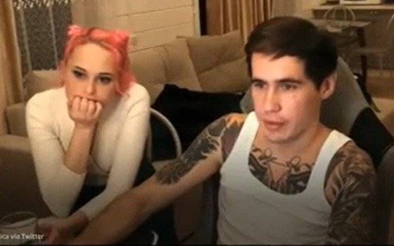 지난해 12월 사건 당일 유튜브 생방송 중인 유튜버 레셰트냐크(오른쪽)와 사망한 피해자인 여자친구 그리고리예바(왼쪽) /사진=유튜브/뉴스1