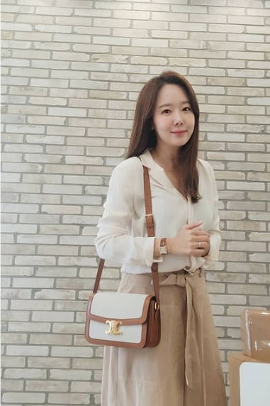 Actor So Yoo-jin showed off his shiny look.Sooo-jin posted a picture on his instagram on the 2nd with an article entitled Weekend ~.So Yoo-jin showed off her beautiful looks while she was hard to believe she was a mother of three.Wearing a Brown-style Clothing, she sported a natural and luxurious image by matching the same toned bag; in a photo taken under the lights, she showed a spotless honey skin.Actor So Yoo-jin also unveiled Husband Baek Jong-won, who plays tennis with children in the morning.So Yoo-jin marriages with cooking researcher and businessman Baek Jong-won in 2013, and has one male and two female children.a fairy tale that children and adults hear togetherstar behind photoℑat the same time as the latest issue
