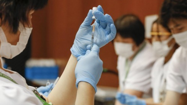 코로나19 백신 접종을 준비 중인 일본 간호사 [일본 교도통신]