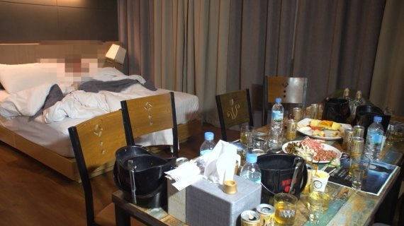 코로나19 집합금지 관련 단속에 적발된 경기 수원시의 한 모텔 내부. 양주병 맥주와 얼음잔이 탁자위에 놓여져 있다. 뉴스1