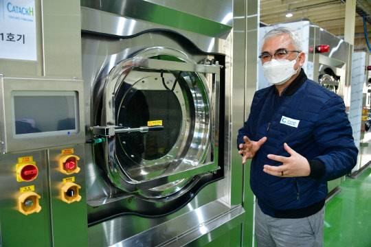 정진호 카텍에이치 대표가 탄소섬유 리사이클 공정시설 앞에서 리사이클링 공정에 대해 설명하고 있다. KIST 제공