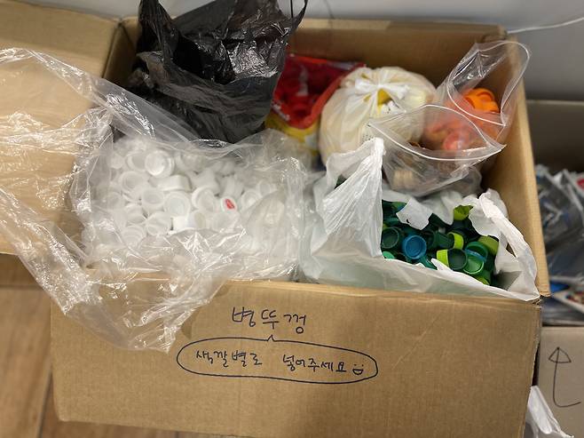 버려지는 병뚜껑은 재활용되지 않아 일반쓰레기로 버려진다.