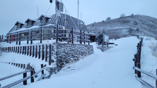 2일 오전 설악산국립공원 중청대피소 일대가 밤새 내린 눈에 한겨울로 되돌아간 모습이다. 설악산국립공원 제공. 연합