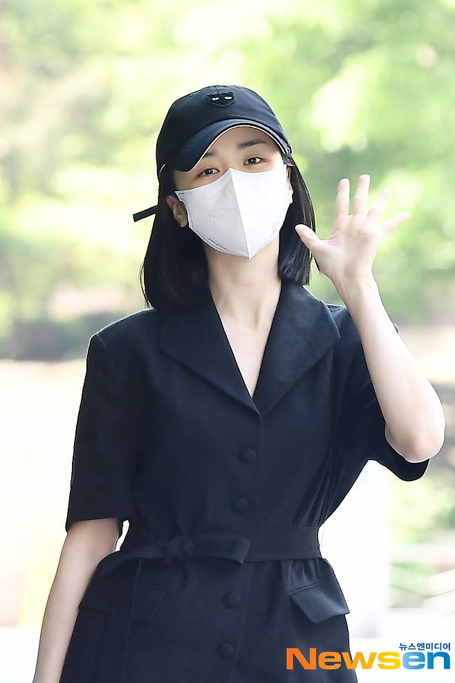 Actor Park Ha-sun is entering the broadcasting station to attend the SBS Power FM Cinetown of Park Ha-sun radio schedule held at SBSMok-dong destination in Yangcheon-gu, Seoul on May 3.