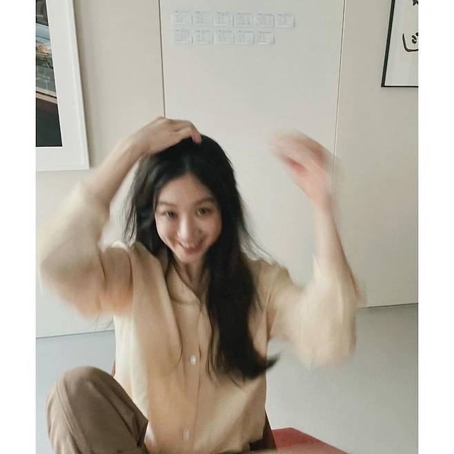 Actor Jung Ryeo-won from group Shark Talera reported on the latest.Jung Ryeo-won posted a picture on May 3 on his personal Instagram with an article entitled Recent: If you ask me how you are doing.Jung Ryeo-won in the photo is wearing a beige shirt and smiling brightly at the camera.Especially, the white and dense features added a pure charm. The love of the fans who shared the current situation at the request of the fans also gave a warm heart.The netizens who watched this showed a loving response such as Thank you for the current situation, I want to be pretty and Sezelye sister.Meanwhile, Jung Ryeo-won turned to Actor after his debut as a member of the group Shark Talera in 2000. He played a role in JTBC Drama Inspection Civil War.