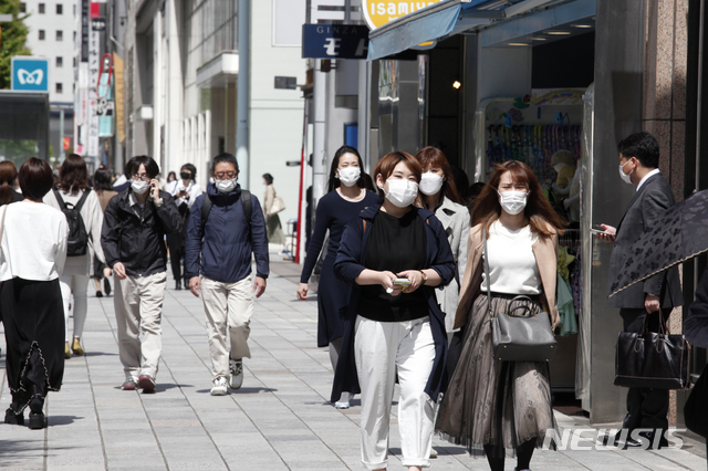 [도쿄=AP/뉴시스]지난4월27일 일본 도쿄 거리를 코로나19 감염 방지를 위해 마스크를 쓴 시민들이 걷고 있다. 도쿄에는 코로나19 확산 억제를 위해 긴급사태 선언이 발령된 상태다. 2021.05.03.